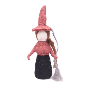 Ensemble de 2 poupées sorcières en feutre de laine faites à la main avec balai – Mini figurines d'Halloween en feutre aiguilleté, décoration d'intérieur, cadeau - Product Image 3