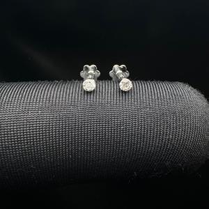Boucle d'oreille minimaliste en or 10 carats avec diamant de laboratoire de 2 mm pour piercing Daith - Product Image 4