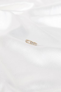 แหวนเพชรทรงเหลี่ยมมรกตเพาะเลี้ยงในห้องปฏิบัติการ 2.80 กะรัต แบบเต็มวง ประดับเพชรแบบ Bezel Set ดีไซน์เรียบหรู สามารถสวมซ้อนกับแหวนเพชรแบบอื่นได้ - Product Image 2