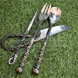 MORTAL SAGA Ensemble de table et ustensiles de table rustiques de style médiéval viking en fer forgé à la main et respectueux de l'environnement (4 pièces) - Product Image 3