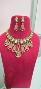 Collier de luxe de qualité supérieure avec de magnifiques boucles d'oreilles, design élégant et raffiné, convient aux tenues ethniques et occidentales, léger. - Product Image 4