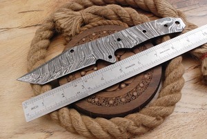Couteau de cuisine/camping/chasse en acier de Damas, lame droite à pointe clip, entièrement forgé à la main par un forgeron - Product Image 3