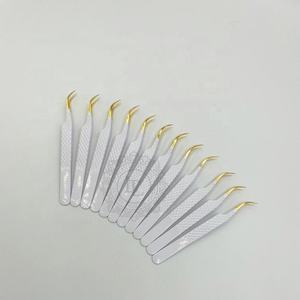 Pinzas para pestañas de acero inoxidable curvadas al mejor precio, recubrimiento en polvo blanco con punta dorada, patrón de diamante, diseño sostenible - Product Image 4