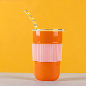 Tasse à café en céramique tendance de 400 ml, avec couvercle en plastique anti-fuite, manchon en silicone antidérapant, tasse de voyage esthétique portable - Product Image 1