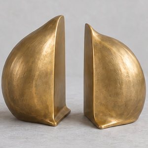 Sujetalibros de latón hechos a mano, par de sujetalibros Husk Recipe, decoración de estantería de metal hecha a mano, diseño conceptual, venta al por mayor, India - Product Image 1