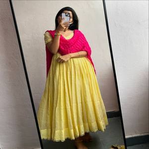 Vestido Amarillo VASTRA COTTAGE con Dupatta Digital Leheriya, Mangas Cortas, Diseño Calado, Completamente Forrado, Elegante, para Fiestas - Product Image 2