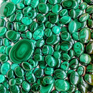 Cabujones de Malaquita Sueltos Exclusivos con Patrón Distintivo para Joyería de Boutique |   Gema Verde Natural |   Suministros para Manualidades |   Gema de Joyería - Product Image 3