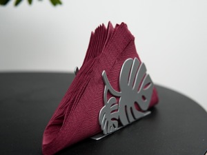 Organisateur de serviettes en acier inoxydable finition argentée, motif feuille inspiré de la nature, idéal pour les repas en extérieur sur patio et balcon, provenance Inde - Product Image 3