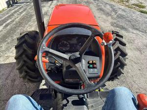 Tracteur agricole Kubota M6060 70 CV à roues motrices 4x4 avec boîte de vitesses et cabine - Product Image 5