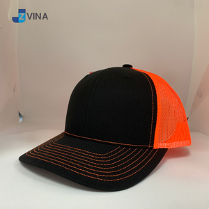 Gorra Trucker de Malla Negra y Naranja de Alta Calidad con Logotipo Personalizado, 6 Paneles, Ajustable, Unisex, Estilo Casual, Hecha en Vietnam - Product Image 1
