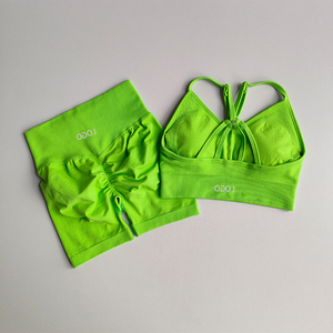 Conjunto de yoga rosa de 2 piezas con sujetador deportivo de tiras cruzadas y pantalones cortos fruncidos de cintura alta, diseño elástico en cuatro direcciones sin costuras - Product Image 6