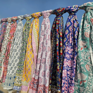 Pareo de algodón artesanal con estampado a mano, diseño étnico, ligero y suave, ideal para ropa de playa y resort. - Product Image 1