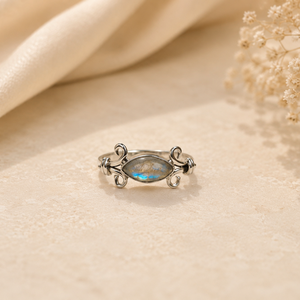 Bague artisanale sertie d'une pierre de labradorite marquise, en argent sterling 925, avec un serti unique, bijou cadeau en malachite - Product Image 1
