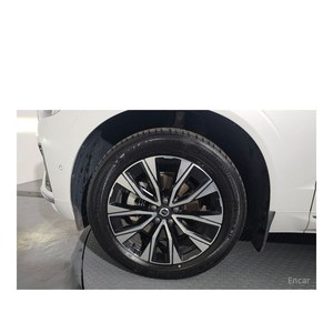 Volvo XC60 B5 Ultimate 2023 con Cámara Trasera, Asientos de Cuero, Caja de Cambios Automática, Brillante, 35,497 km - Product Image 5