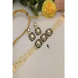 Magnifique ensemble collier ras-du-cou et boucles d'oreilles en laiton plaqué or de qualité supérieure, orné de perles et de moissanite de luxe, style Kundan, collection pour mariage - Product Image 1