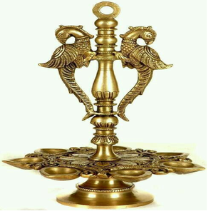 ตะเกียงรูปนกยูงสวยงาม พร้อมไส้ตะเกียงห้าอัน ประดับบนฐานขาตั้งสามขาสำหรับพิธีบูชา มีจำหน่ายในราคาขายส่ง - Product Image 2