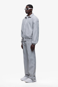 Conjunto de chándal oversize al por mayor: Chaqueta con cremallera y pantalones de pierna ancha de nailon arrugado, ligero, resistente al agua, estilo streetwear. - Product Image 2