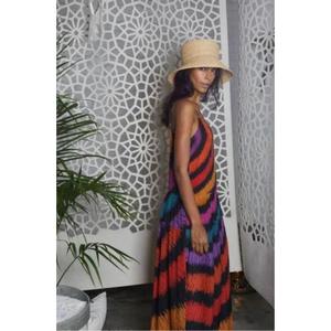 เดรสยาวลายดอกไม้ คอวี แขนกุด สไตล์ลำลองสำหรับผู้หญิง ดีไซน์ใหม่ ขายส่ง ราคาพิเศษ เหมาะสำหรับใส่ไปเที่ยวทะเลช่วงฤดูร้อน - Product Image 2