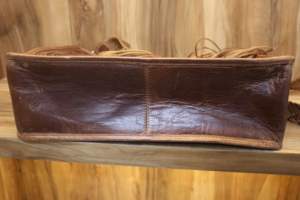 กระเป๋าถือหนังวัวแท้ลายแกะสลักด้วยมือ สีน้ำตาลอ่อน พร้อมกระเป๋าหนังลายสลัก - Product Image 4