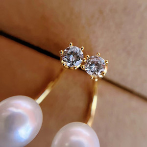 Boucles d'oreilles classiques en forme de petits poissons croisés avec perle d'eau douce naturelle, design simple et naturel, style tendance et lumineux - Product Image 2