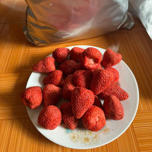 Mejor Precio Fresa a Granel Etiqueta Privada Fresa Liofilizada (FD) Dulce en Cubos, Rodajas y Trozos Enteros Envasada al Vacío - Product Image 1