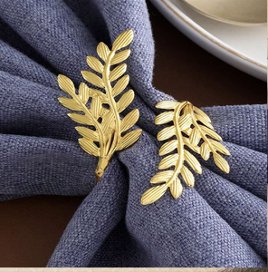 Ces anneaux en feuilles de ginkgo dorés mats offrent une touche sophistiquée et organique aux textiles. Stock disponible à prix de gros. - Product Image 2