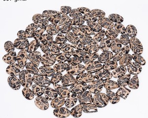 Lote de Cabujones de Jaspe Dálmata Natural Mixto, Gemas Sueltas Pulidas Lisas, Formas Surtidas, Piedras de Jaspe Crema con Manchas Negras - Product Image 1