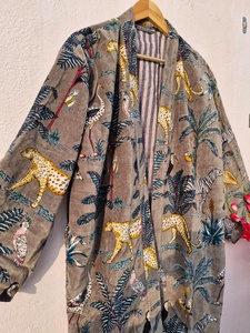 Kimono de terciopelo con estampado de selva gris, chaqueta larga hecha a mano, abrigo de lujo para mujer, abrigo bohemio de invierno - Product Image 2