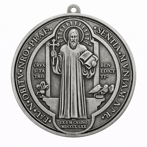 Souvenir religieux catholique, médaille de Saint-Benoît en métal antique argenté sur mesure. - Product Image 3