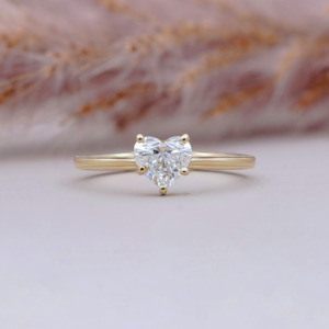 Anillo Solitario de Diamante Cultivado en Laboratorio con Forma de Corazón en Oro Amarillo, Anillo de Compromiso Romántico con Diamante en Forma de Corazón, Anillo de Diamante Minimalista - Product Image 1