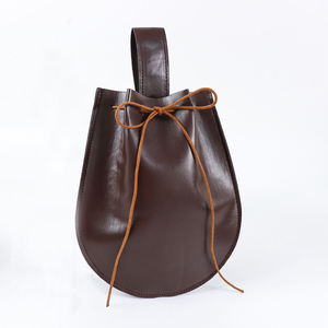 Sac à dés minimaliste en cuir avec cordon de serrage, fait main, forme ronde, pour le rangement de DND RPG - Product Image 5