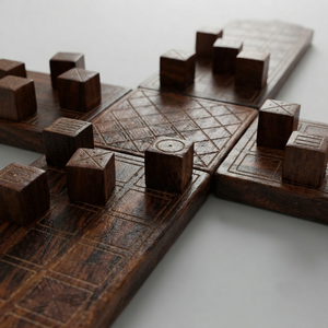 Juego de mesa Ludo de madera hecho a mano con un intrincado diseño de cruces y piezas a juego para disfrute familiar y estrategia - Product Image 3