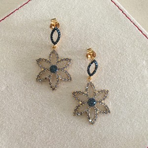 Pendientes de Plata de Ley 925 con Baño de Oro Amarillo, con Diamantes Blancos y Azules Naturales y con Color Realzado, Corte Redondo de 1.91 Quilates, Diseño de Flor - Product Image 2