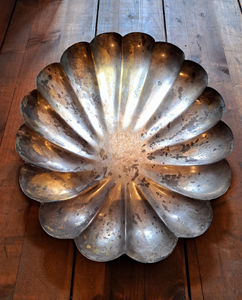 Bandeja de Servicio Redonda de Aluminio con Diseño Floral para Restaurantes y Hoteles, Acabado Dorado Antiguo Pulido, Hecha a Mano - Product Image 3