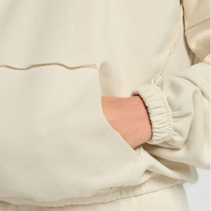 Conjunto de Sudadera y Pantalones Cortos de Dos Piezas para Mujer con Logotipo Personalizado en Estampado Puff, Sudadera Corta y Pantalones Cortos de Algodón con Corte y Costura Desgastados por el Sol - Product Image 5