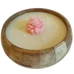Bougie artisanale en pot en bois avec des fleurs pastel incrustées flottant dans de la cire de soja crémeuse, parfum d'ambiance romantique pour la maison. - Product Image 3