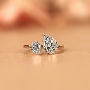 Anillo de compromiso de lujo para mujer en oro amarillo con diamante cultivado en laboratorio de corte pera, color E, marca Shivram Diamond, con certificado IGI, 2 piezas. - Product Image 1