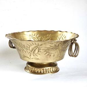 El tazón de servir de latón con acabado dorado grabado más solicitado eleva instantáneamente el estilo de su cocina. - Product Image 4