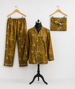 Pyjama long en soie crêpe imprimé animaux de la jungle jaune de qualité supérieure pour femme – Ensemble de nuit et de détente fait main, un chef-d'œuvre - Product Image 1