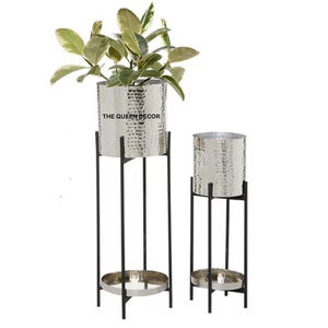 Perfecto para regalar y para proyectos clásicos de decoración del hogar. Macetas elegantes. Maceta de metal con soporte de inspiración vintage. - Product Image 1