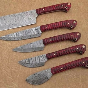 Ensemble de couteaux de cuisine japonais professionnels en acier Damas à cinq pièces, lames en acier Damas, manches en bois Pakka - Product Image 1