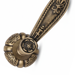 Manija de Puerta Floral Moderna de Latón |   Manija Decorativa para Puertas de Apartamento, Diseño Clásico para Entrada de Hogar y Oficina, 5 Pulgadas - Product Image 2