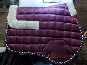 Équipement d'équitation, tapis de selle matelassé violet, logo personnalisé, doublure en polaire, tapis de selle équestre pour l'équitation - Product Image 1