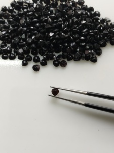 Ónix Negro Natural de 4 mm con Corte en Forma de Corazón, Piedras Preciosas Sueltas de la Mejor Calidad para la Fabricación de Joyas - Product Image 1