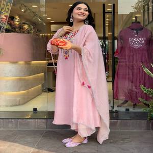 Conjunto de Kurta y Pantalón Bordado Tesla de VASTRA COTTAGE con Dupatta de Organza, Traje Tradicional Étnico para Mujer para Fiestas - Product Image 3