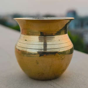 Recipiente de Latón Vintage Tipo Kalash Lota para Pooja/Puja, Vaso para Bebidas, Decoración para Templo, Hogar u Oficina, Suministro al por Mayor - Product Image 2