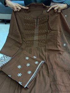Magnifique robe de soirée pour femmes de style Anarkali moderne, avec de riches broderies, pour occasions spéciales, en coton, sans plis, séchage rapide - Product Image 3