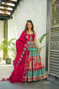 Magnifique robe Anarkali indienne pakistanaise en tissu de soie, avec des motifs imprimés numériquement, pour les occasions spéciales, les mariages, les tenues décontractées, les vêtements traditionnels pour femmes - Product Image 5