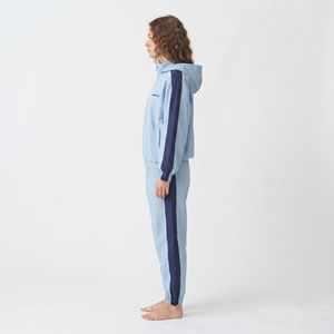 Conjunto deportivo de dos piezas para mujer: Chaqueta corta extragrande de nailon con cremallera y pantalones con cordón lateral y rayas. - Product Image 4