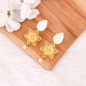 Pendientes de latón chapados en oro con flor de nácar natural, joyería de moda hecha a mano para mujer - Product Image 4